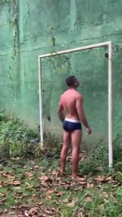 Atletik genç adam yaramaz genç kızla sikişiyor | Klip 1