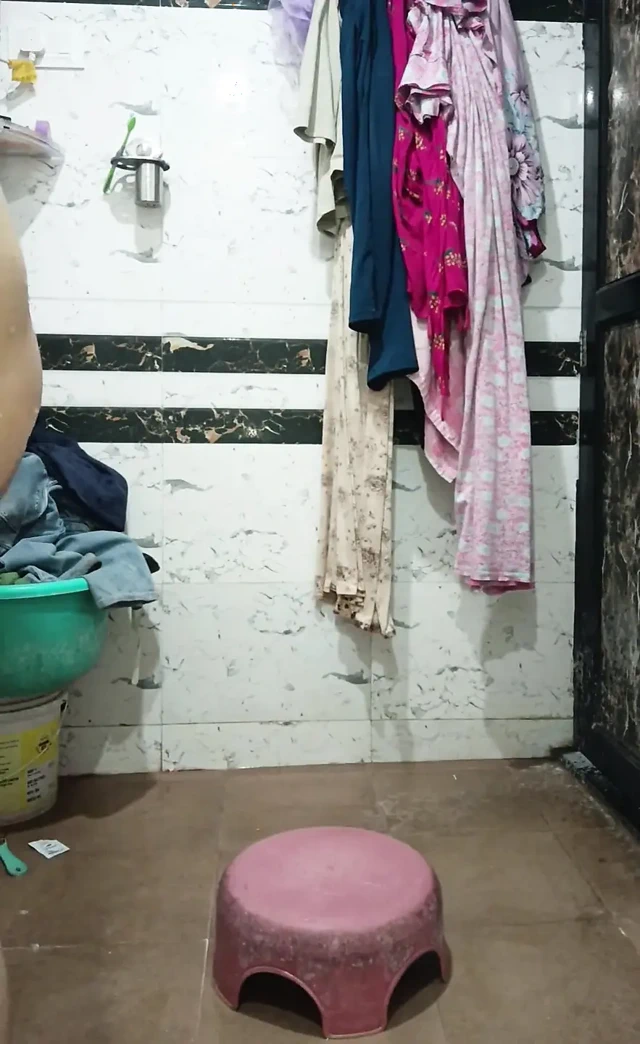 Priya bhabi yeni tarz vücut gösterisi