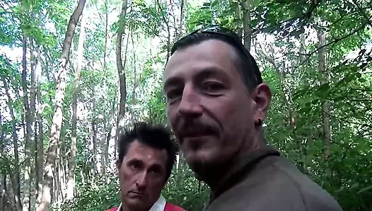 Kıvırcık hatun her iki deliği de büyük yaraklarla sikiyor