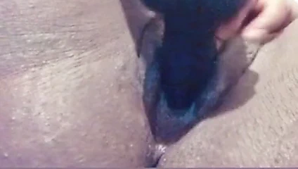 Islak amcığım dildoyla sikişiyor