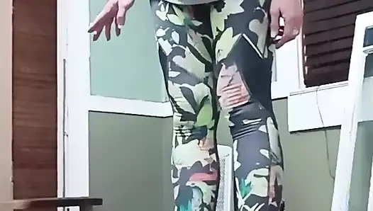 Annenin terliklerine boşalıyor