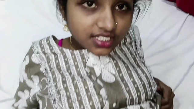 KomşuSudipta'yı onu parmaklarken gördü, arazisini tuttu ve altına çekti, sonra üstüne işedi