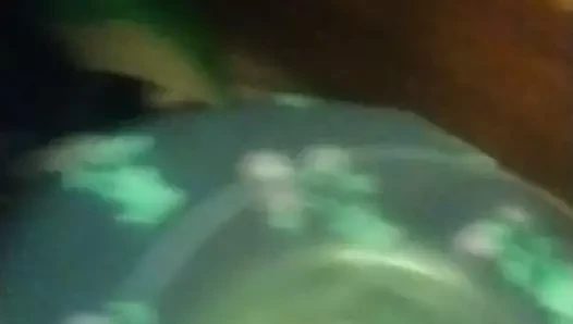 Bir yabancıdan göğüslerime cum ile bir bardağa işerim.