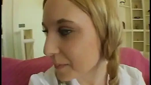 Muhteşem hatun ıslak deliklerinin büyük bir yarakla sert sikilmesini seviyor