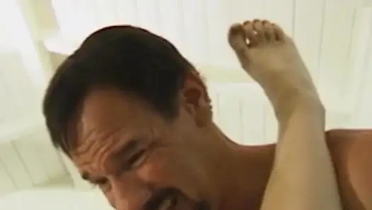 Kısa saçlı kızıl saçlı evli kadın