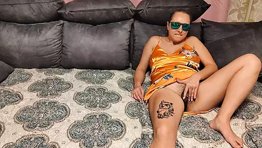 Üvey kız kardeşim bana video gönderiyor. Kıllı amcığı parmaklıyor ve mastürbasyon yapıyor