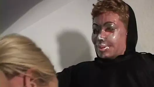 Öcü adam yatakta güzel memeli sarışın çocuk bakıcısını sikiyor