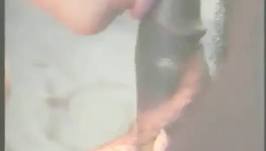 Beyaz süper kahraman maskeli kaslı yabancı alışveriş merkezinin otoparkında zenci piliçle