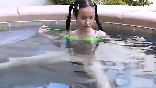 Genç küçük tekli jakuzide amını oynuyor
