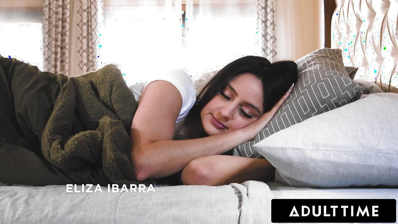 ADULT TIME - yaramaz orta yaşlı seksi kadın lexi luna gıdıklanan üvey kızı Eliza Ibarra'yı yanlışlıkla fışkırtıyor