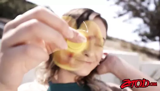 Küçük titted genç cleo cadaloz gets gergin tarafından dev şişman horoz