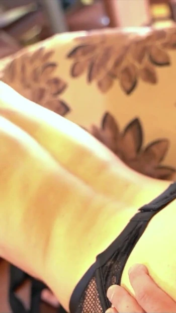 Захватывающий момент из "Первого анала и спермы в сексе в заднице - маленькая немецкая тинка Micky Кекс в чулках"