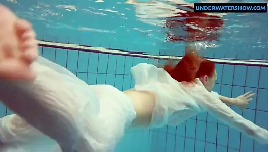 Redhead diana sıcak ve azgın içinde bir beyaz elbise