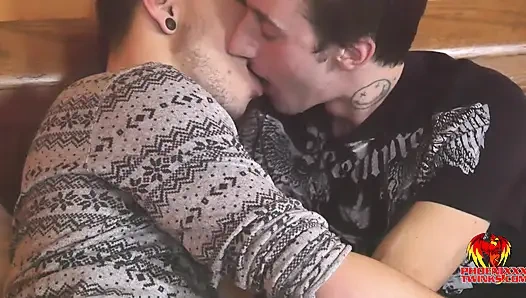 O büyük sünnetsiz yarağa bir profesyonel gibi biniyor!