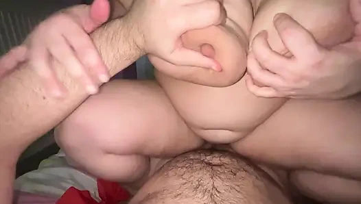 Yoğun kovboy kız dağınık orgazma biniyor ve dölleme boşalması