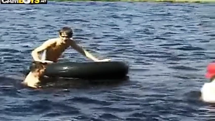 Şaşırtıcı adam ile büyük çük masturbates içinde çadır izlerken porno