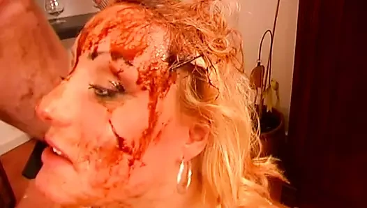 Almanya'dan ateşli sarışın bir sürtük çikolatayla kaplıyken sikişmeye bayılıyor