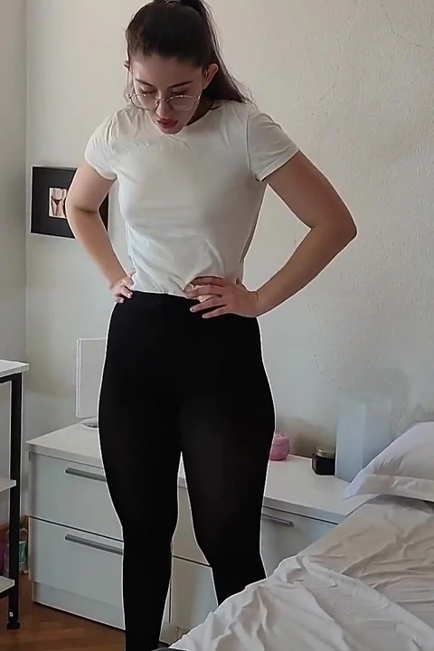Fitness kızı çömeliyor ve sikimi emiyor