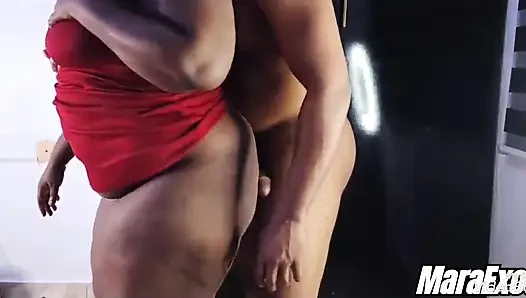Ayakta seks büyük götlü orta yaşlı seksi kadın sert büyük siyah yarak üzerinde zıplıyor - mara egzotik