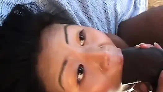 Doğal memeli Asyalı bebek sikişmeden önce büyük bir siyah yarağı gırtlağına kadar alıyor