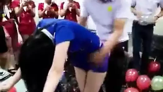 Ateşli, uzun ve ince Çinli kız herkesin önünde becerdin