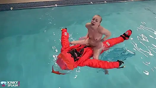 Şişme denizaltı kızımda çıplak ve azgın