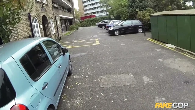 Sahte polis - azgın Polonyalı hatun Vahşi sert sahte polis videosu için Londra'da düzlükte yarak emiyor ve sikişiyor
