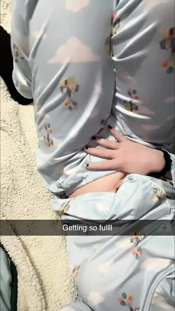 Sevimli kız çişini tutamıyor ve yapay penisin her yerine işiyor