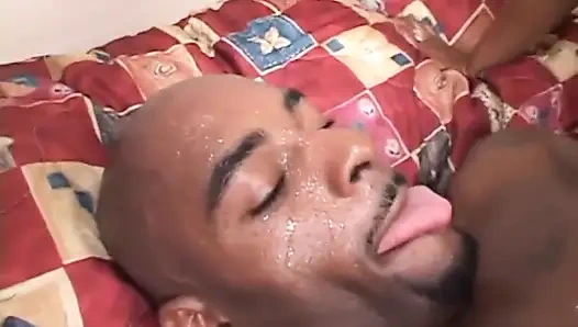 Siyah orta yaşlı seksi kadında büyük siyah yarak... ağzına boşalma