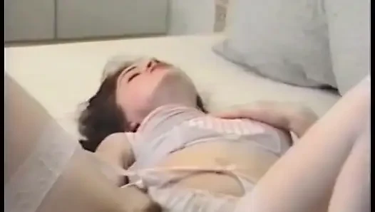 Azgın tatlı kız sıkı amına dildo sürmeyi seviyor
