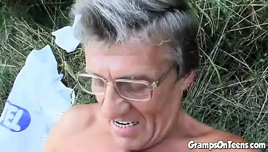 Genç trafik geçerken açık havada becerdin