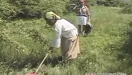 Azgın orta yaşlı seksi kadın ile herkesin içinde ateşli sikişiyor