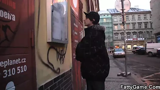 Büyük göbek tombul yağlı alır yukarı onu için seks oyun