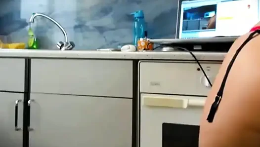 En iyi zevk serbest bırakılıyor: üstsüz twerk yapıyor ve götünü yayıyor