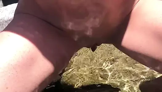 kamu pissing içinde the lake