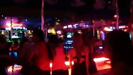 Pattaya yürüyen sokak kızları ve dans eden ladyboys
