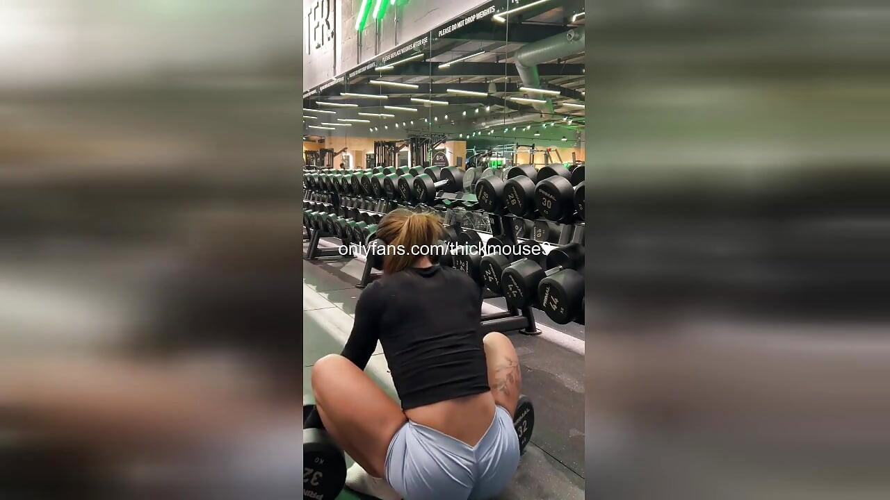 Tiktok orospusu iki kaslı adam tarafından anal sikiliyor - amcık dölle dolu!