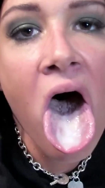 Эпический момент от "Красивая молодая брюнетка с натуральными сиськами обожает иметь двойное проникновение на диване"