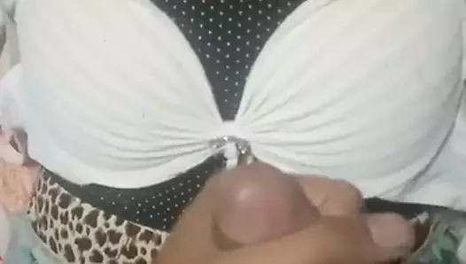 Cum üzerinde sutyen