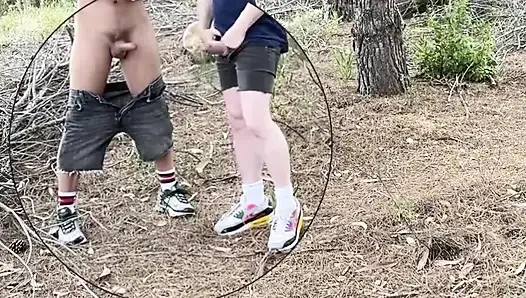 Amatör azgın twink ormanda seks için seyir ediyor emmek için güzel bir büyük yarak buluyor ve ikisi de boşalıyor