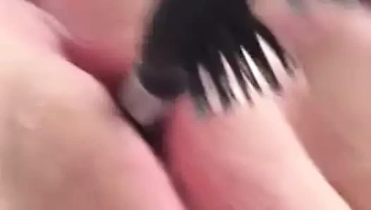 Asosyal kız sikme ona brush için bir güzel orgazm