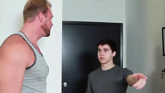 Will braun bazı eğitimden sonra josh peters sıcak kıçını çarpar