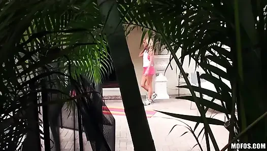 Mofos - seksi sarışın mücevher Jensen Levi Cash'i kamerayla sikerken yakaladı ve yarağına binmek için onu içeri sürükledi