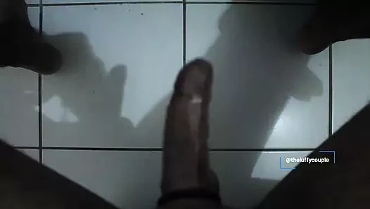 Karım kendini pompalıyor ve ona dokunuyor