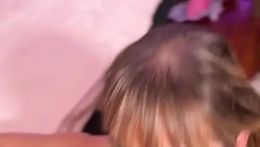 Sarışın orta yaşlı seksi kadın Jordan Maxx gerçekten vahşi bir zaman için dışarı çıkıyor