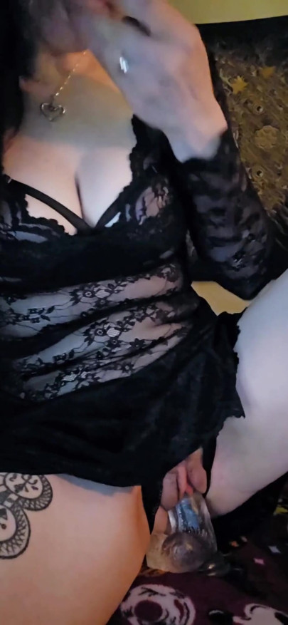 Seksi orta yaşlı seksi sürtük ateşli evli kadınla zarif iç çamaşırlı amcık sikişi