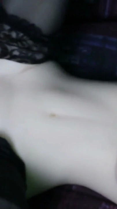 Kaslı ateşli adam yine sıkı güzeli sikiyor ve yüksek sesle tatlı inliyor | Klip 1