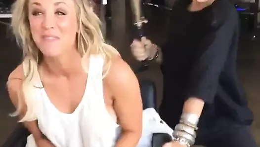 Kaley cuoco - uzun bacaklı ve yan göğüs