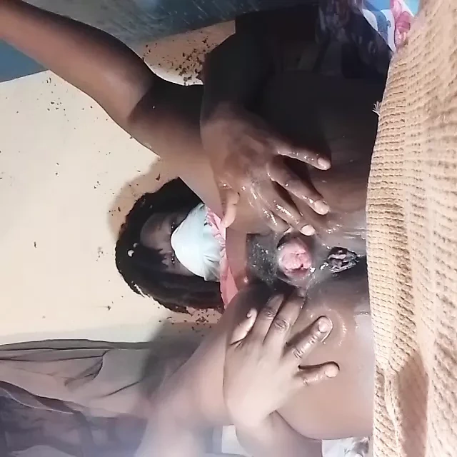 Üzerime boşalana kadar mastürbasyon yapıyorum