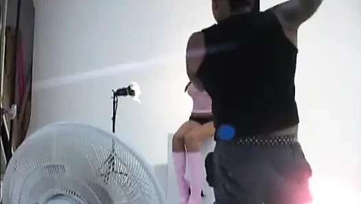 Tera Patrick'in yer aldığı pembe üst ve siyah etekli fotoğraf çekimi